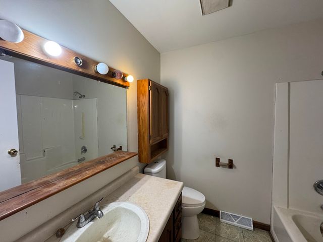 236 S 150 E, Valparaiso, IN 46383