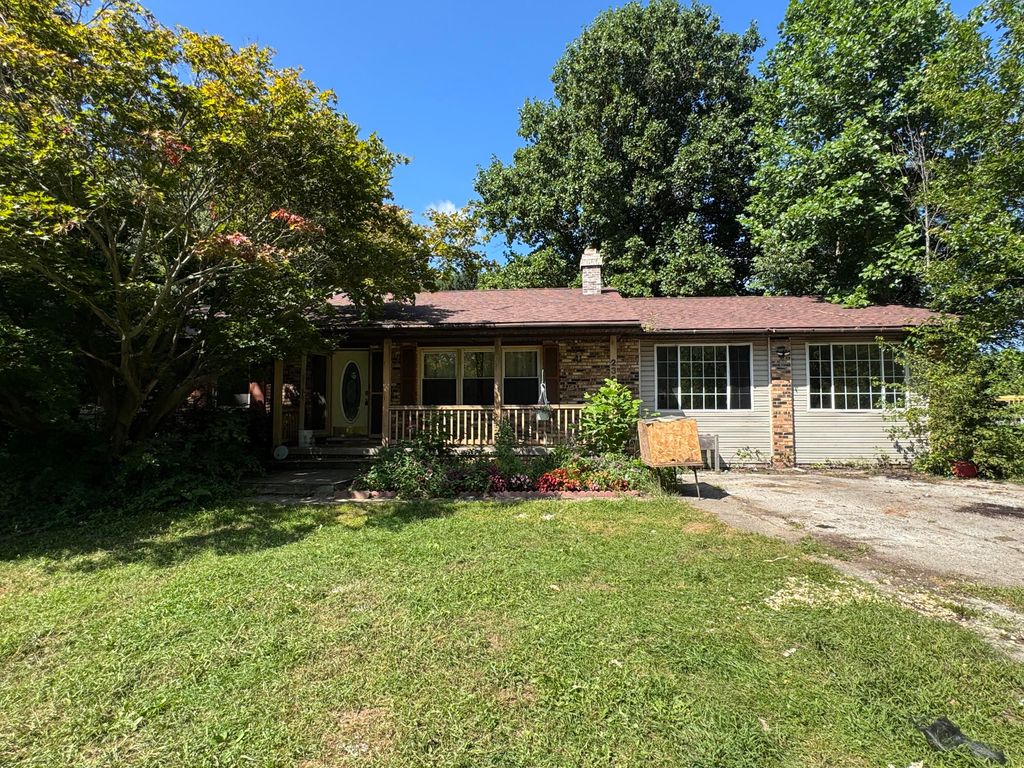 236 S 150 E, Valparaiso, IN 46383