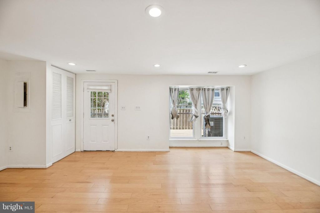 Image 2 of property listing at 418 LEGATO TER, Silver Spring, MD 20901