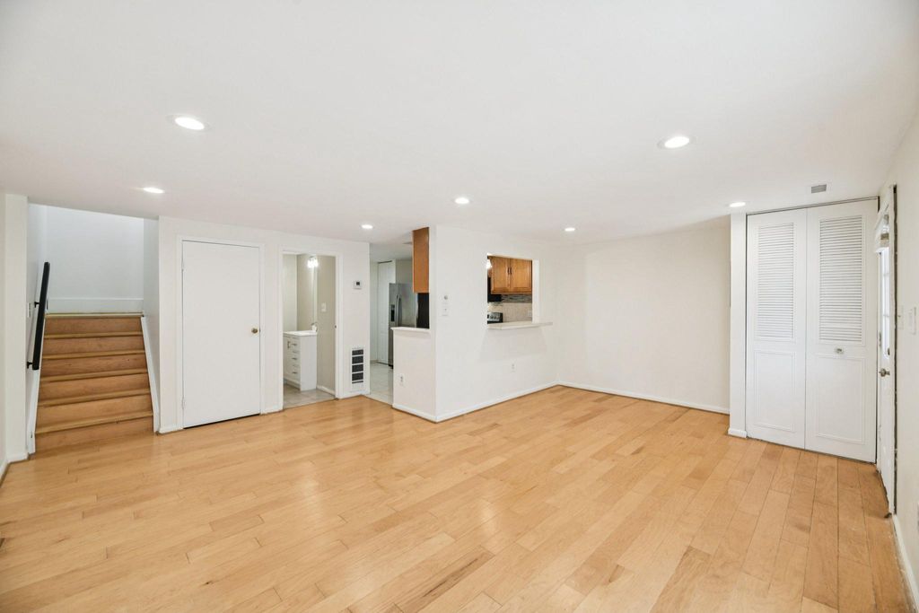 Image 3 of property listing at 418 LEGATO TER, Silver Spring, MD 20901