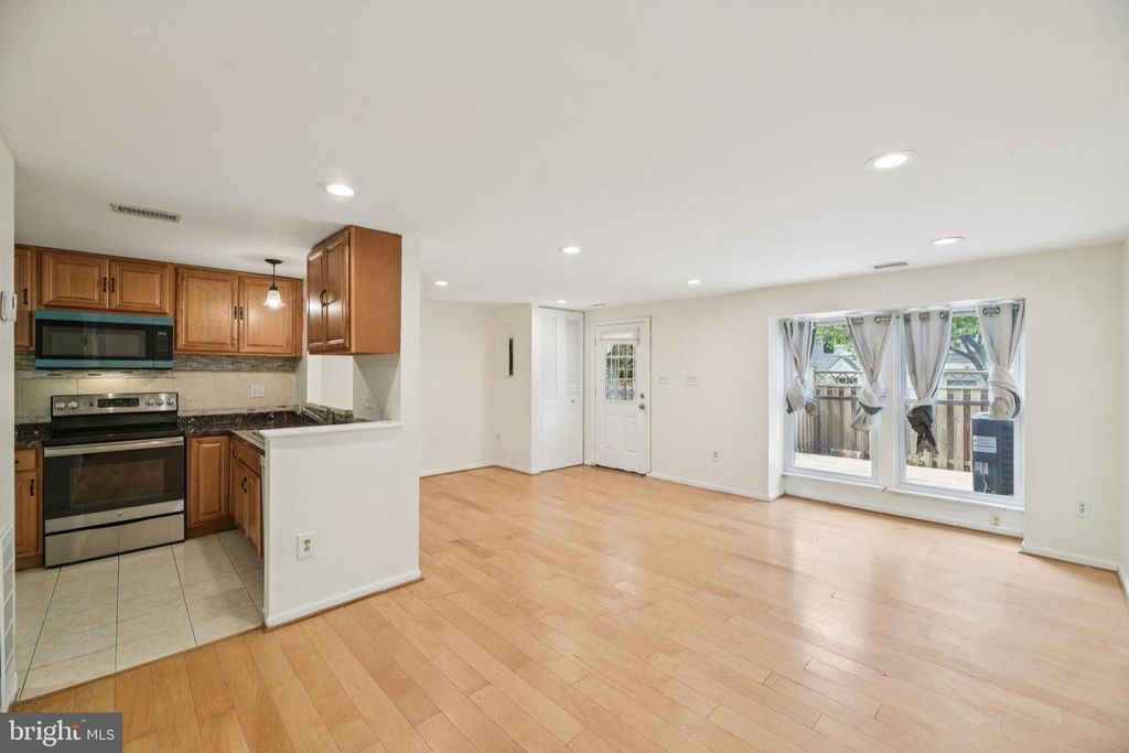 Image 4 of property listing at 418 LEGATO TER, Silver Spring, MD 20901