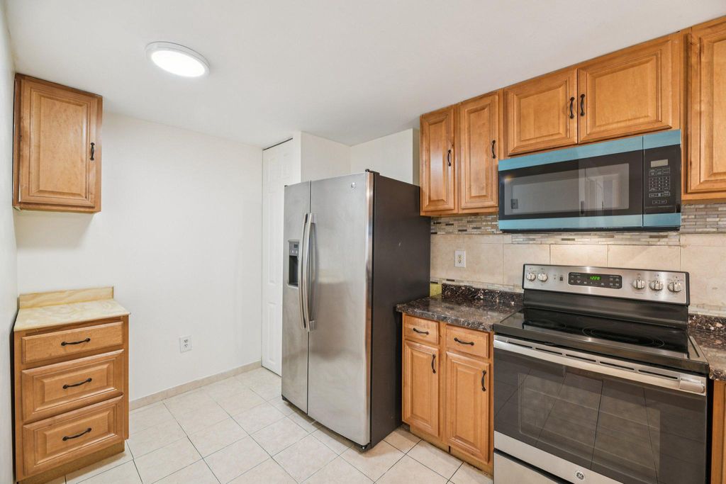 Image 7 of property listing at 418 LEGATO TER, Silver Spring, MD 20901