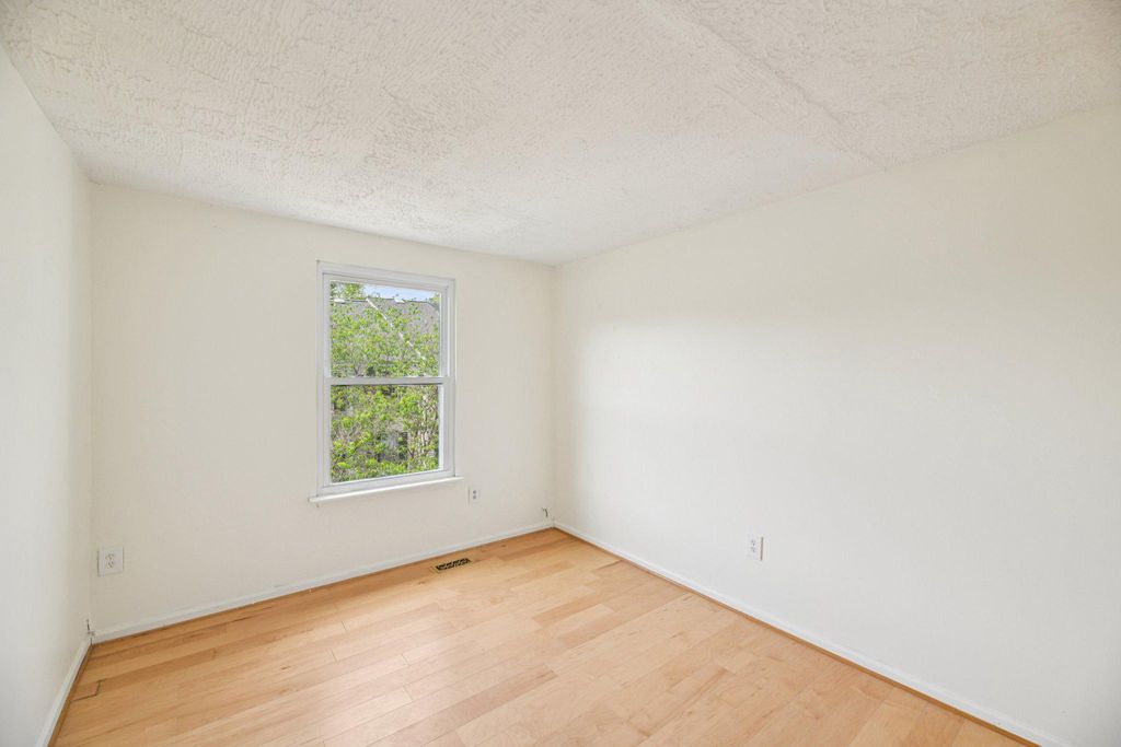 Image 9 of property listing at 418 LEGATO TER, Silver Spring, MD 20901