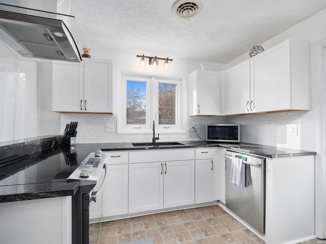 4652 Bradwood Terrace, Fort Wayne, IN 46815