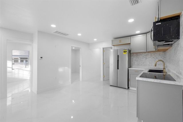 7223 N CLARK AVENUE, Tampa, FL 33614