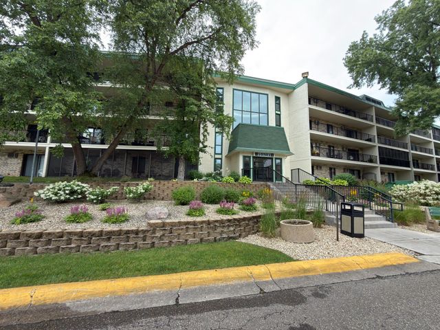 10501 Cedar Lake Road 511, Hopkins, MN 55305