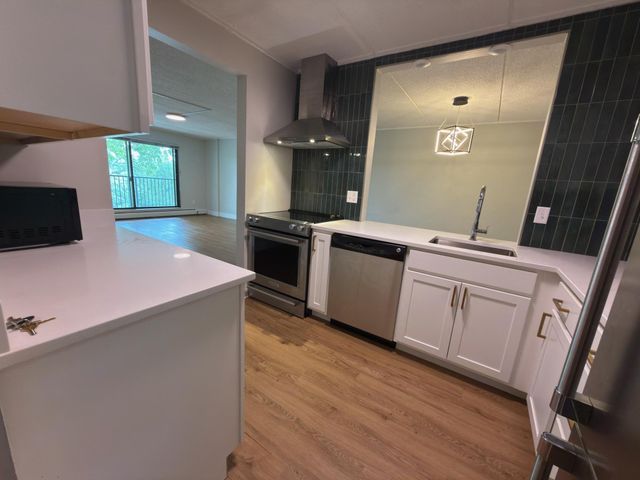 10501 Cedar Lake Road 511, Hopkins, MN 55305