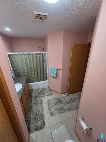 3333 W Ralph Rogers Rd, Sioux Falls, SD 57108