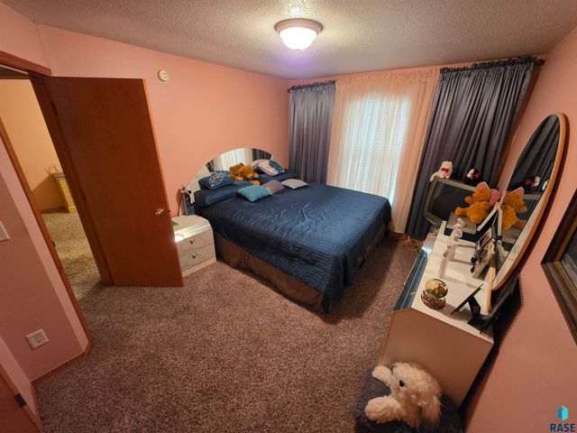 3333 W Ralph Rogers Rd, Sioux Falls, SD 57108
