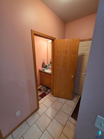 3333 W Ralph Rogers Rd, Sioux Falls, SD 57108