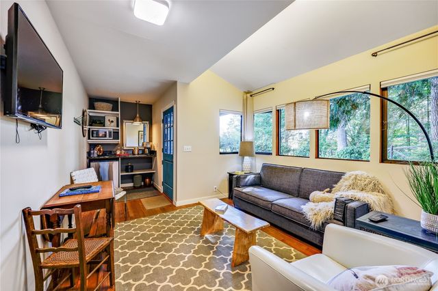 10413 NE Brackenwood Lane, Bainbridge Island, WA 98110