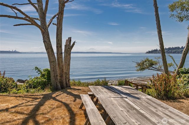 10413 NE Brackenwood Lane, Bainbridge Island, WA 98110
