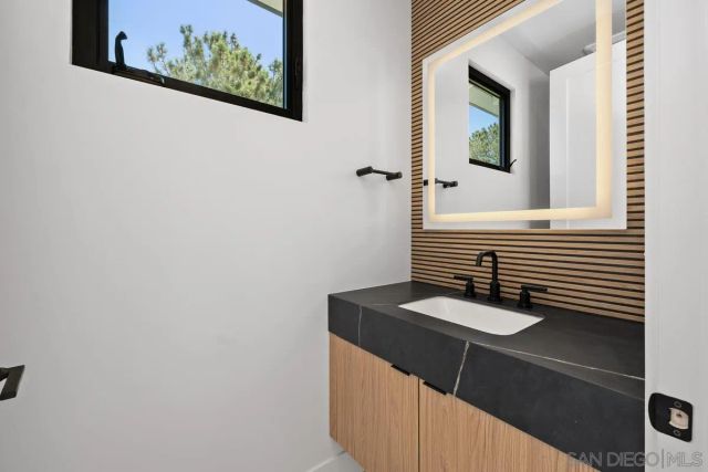 1009 Arcadia Road, Encinitas, CA 92024