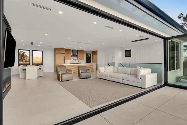 1009 Arcadia Road, Encinitas, CA 92024