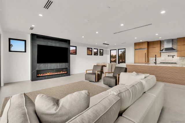 1009 Arcadia Road, Encinitas, CA 92024