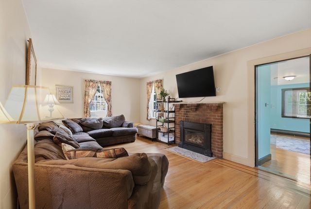 1 Valley View Rd, Wayland, MA 01778