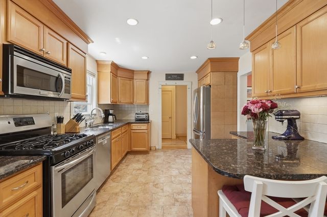 1 Valley View Rd, Wayland, MA 01778