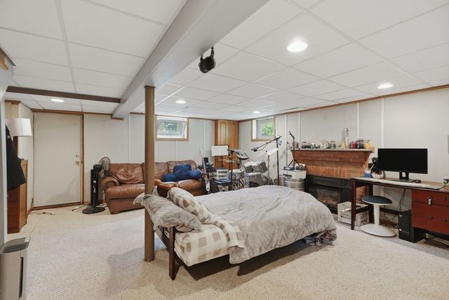 1 Valley View Rd, Wayland, MA 01778