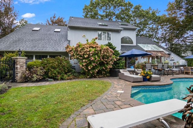 6 Bluffview Court, Miller Place, NY 11764