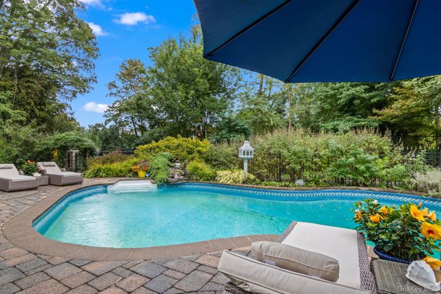 6 Bluffview Court, Miller Place, NY 11764