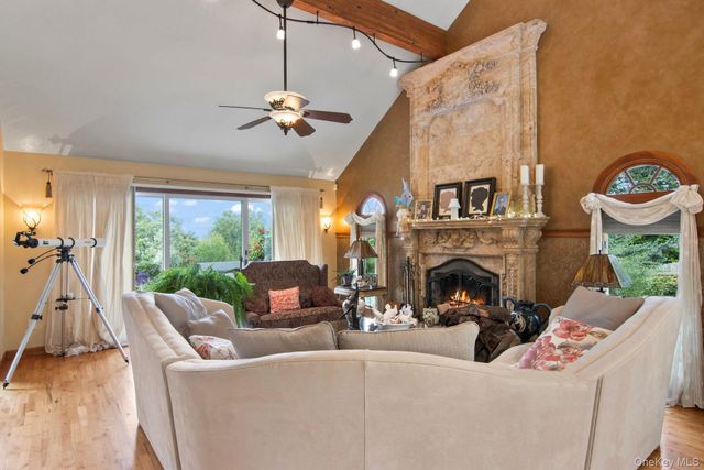 6 Bluffview Court, Miller Place, NY 11764