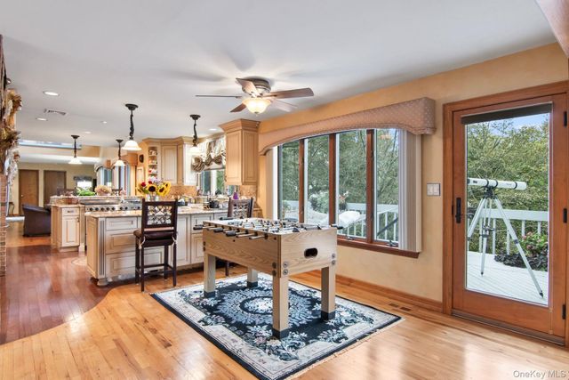 6 Bluffview Court, Miller Place, NY 11764