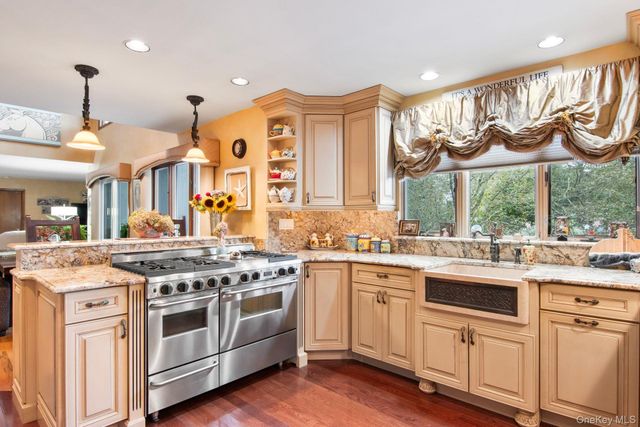 6 Bluffview Court, Miller Place, NY 11764