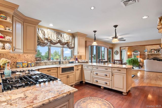 6 Bluffview Court, Miller Place, NY 11764