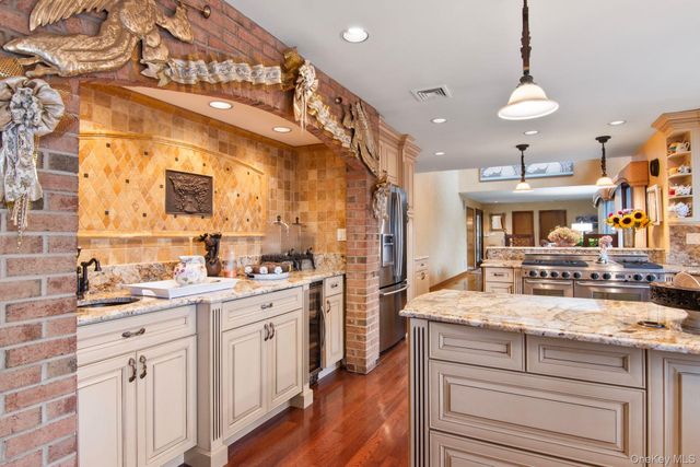 6 Bluffview Court, Miller Place, NY 11764