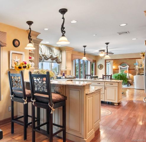 6 Bluffview Court, Miller Place, NY 11764