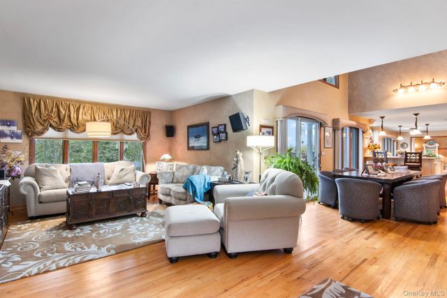 6 Bluffview Court, Miller Place, NY 11764