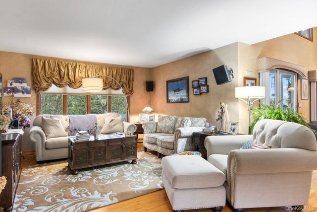 6 Bluffview Court, Miller Place, NY 11764