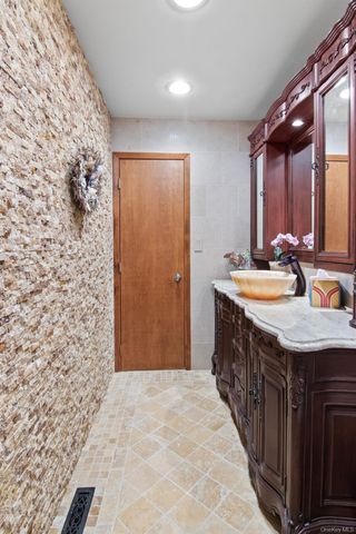 6 Bluffview Court, Miller Place, NY 11764