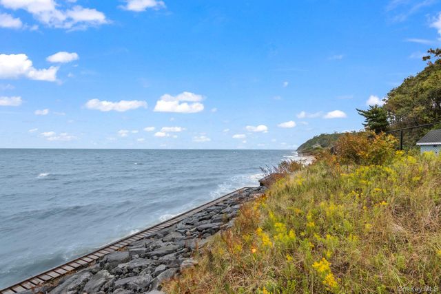 6 Bluffview Court, Miller Place, NY 11764