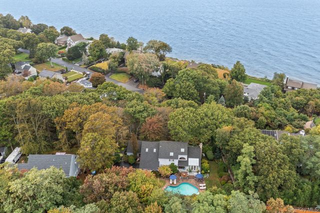 6 Bluffview Court, Miller Place, NY 11764