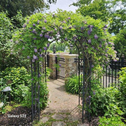 6 Bluffview Court, Miller Place, NY 11764