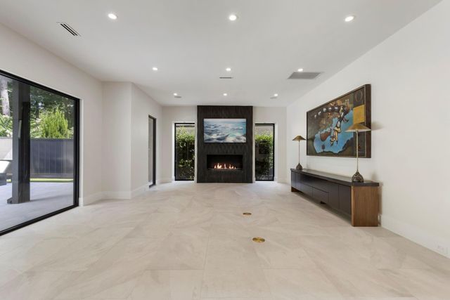15 Regent Square, The Woodlands, TX 77381