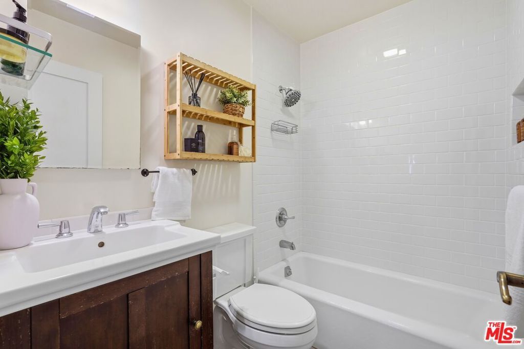 Image 10 of property listing at 3130 Hutchison Avenue, Los Angeles, CA 90034