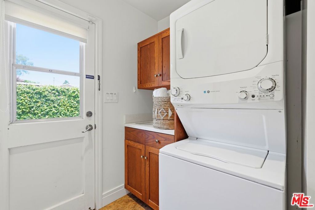 Image 11 of property listing at 3130 Hutchison Avenue, Los Angeles, CA 90034