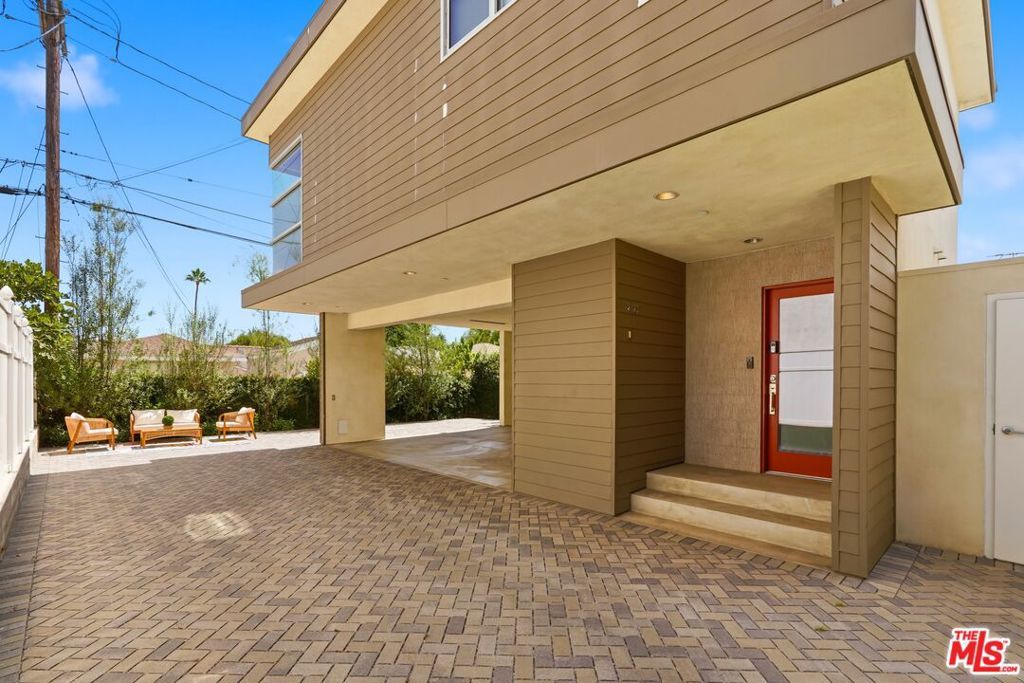 Image 12 of property listing at 3130 Hutchison Avenue, Los Angeles, CA 90034