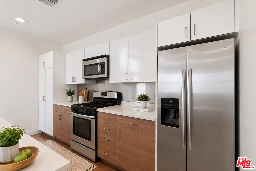 Image 15 of property listing at 3130 Hutchison Avenue, Los Angeles, CA 90034