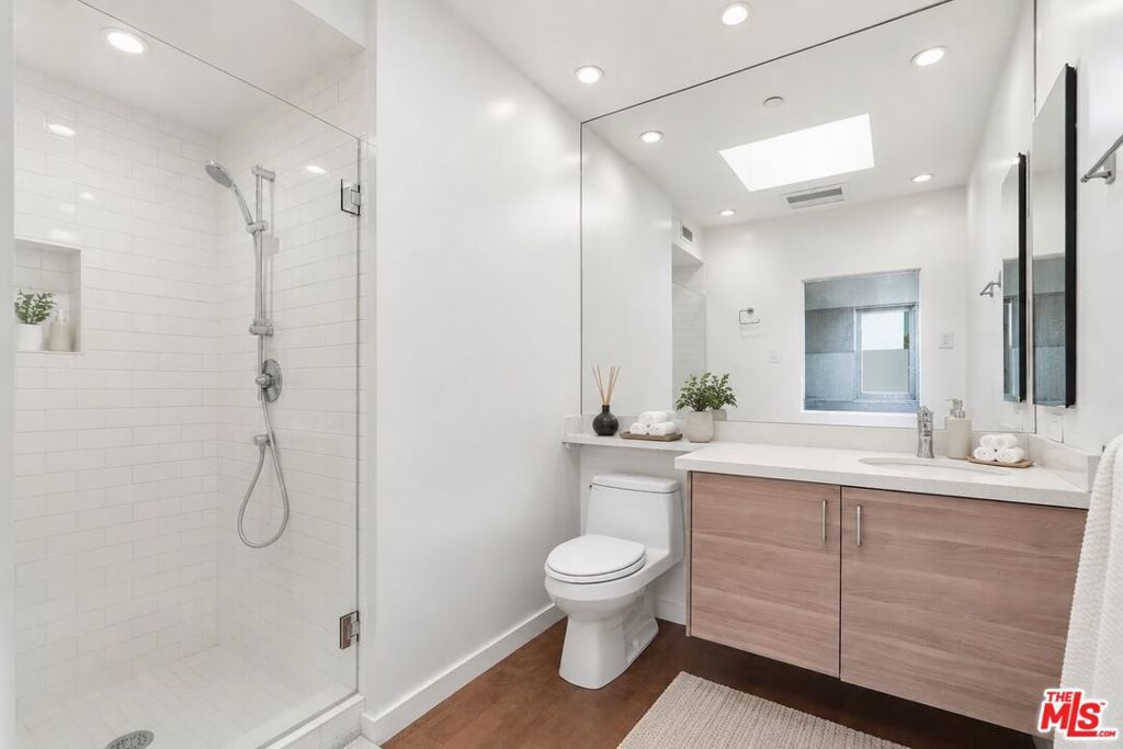 Image 16 of property listing at 3130 Hutchison Avenue, Los Angeles, CA 90034