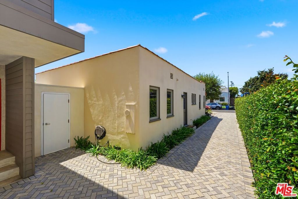 Image 18 of property listing at 3130 Hutchison Avenue, Los Angeles, CA 90034
