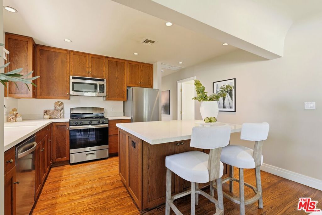 Image 5 of property listing at 3130 Hutchison Avenue, Los Angeles, CA 90034