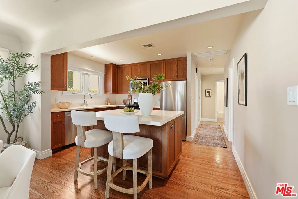 Image 6 of property listing at 3130 Hutchison Avenue, Los Angeles, CA 90034