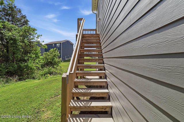 135 Strawberry Field Dr, Mt Washington, KY 40047