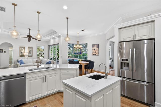 15859 Delasol LN, Naples, FL 34110