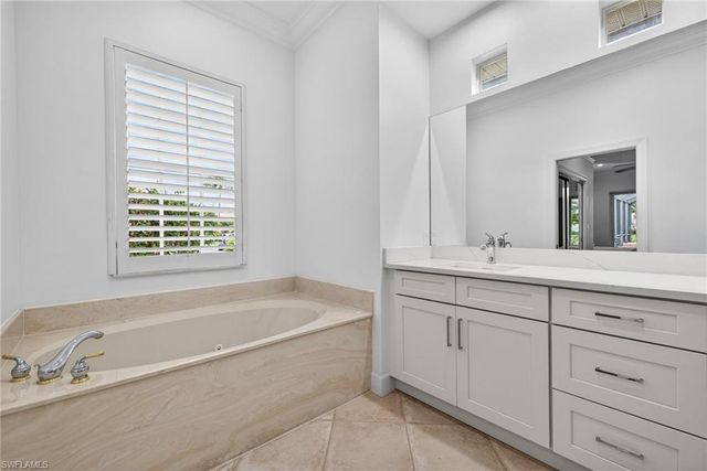 15859 Delasol LN, Naples, FL 34110