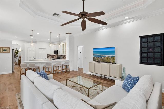 15859 Delasol LN, Naples, FL 34110