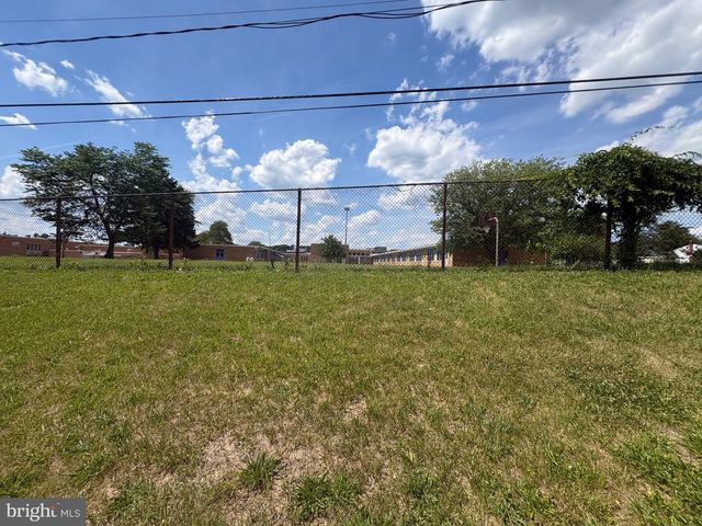 302 BREWSTER DR, Newark, DE 19711